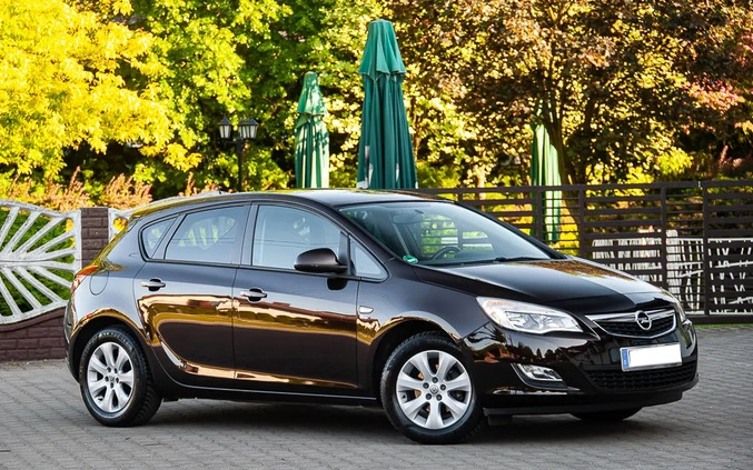 Opel Astra cena 29900 przebieg: 170000, rok produkcji 2012 z Bierutów małe 596